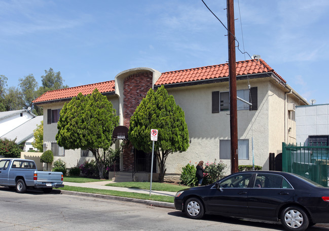 18535 Strathern St in Reseda, CA - Building Photo - Building Photo