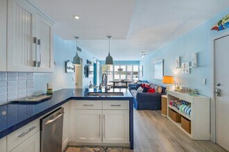 300 Sunrise Dr in Key Biscayne, FL - Building Photo - Building Photo
