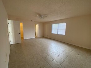 19 Woodston Ln in Palm Coast, FL - Foto de edificio - Building Photo