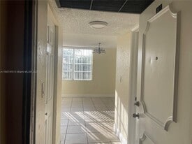 9495 Evergreen Pl, Unit 207 in Davie, FL - Building Photo