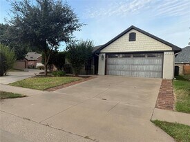 1010 Roberts Bend Ct in Granbury, TX - Building Photo
