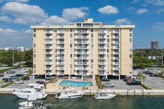 Keystone Towers in North Miami, FL - Foto de edificio - Building Photo
