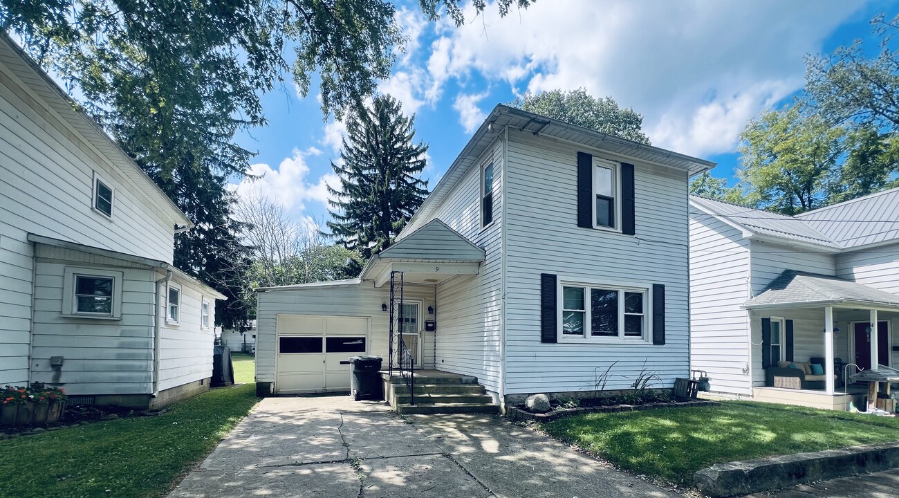 9 McKinley St in Mount Vernon, OH - Building Photo