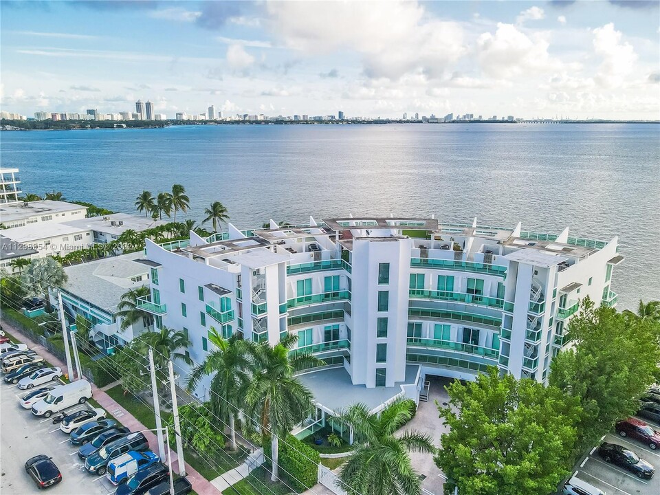 2000 Bay Dr, Unit 402 in Miami Beach, FL - Foto de edificio