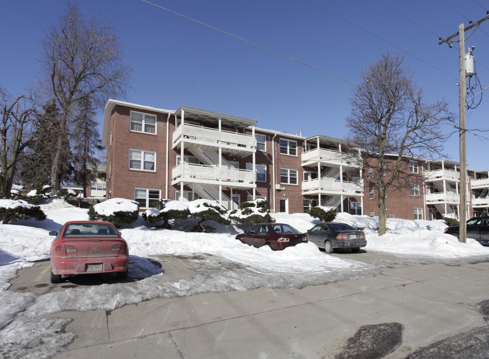 Hilltop Apartments in Omaha, NE - Building Photo