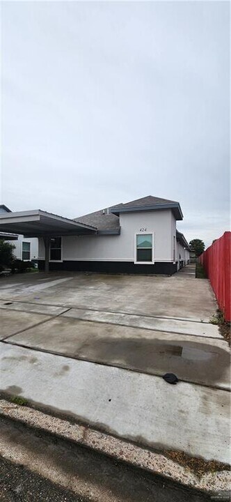 424 W Chavez St, Unit 4 in Edinburg, TX - Building Photo