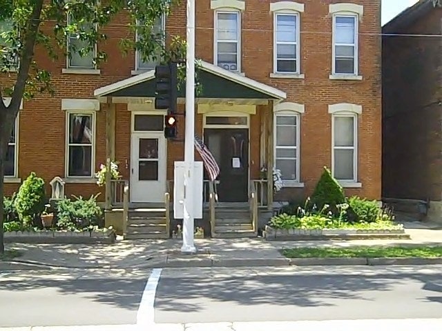 1557 White St, Unit 1 in Dubuque, IA - Foto de edificio - Building Photo