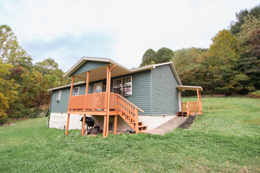 2081 Plum Run Rd in Mannington, WV - Building Photo