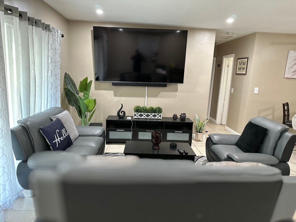 7530 Miramar Pky in Miramar, FL - Foto de edificio