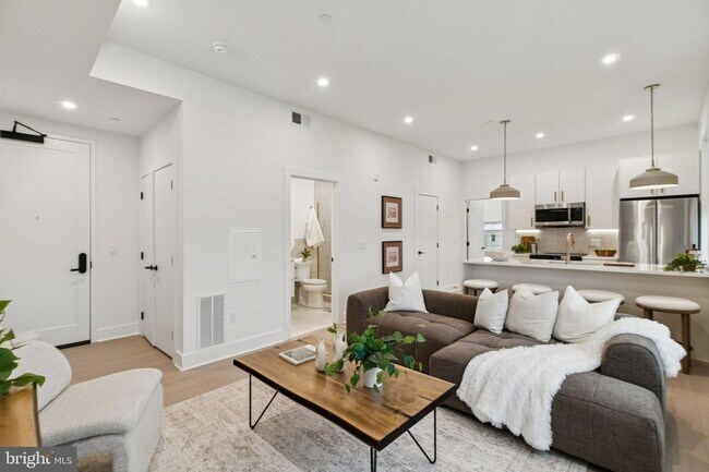 30 W Allens Ln, Unit 305 in Philadelphia, PA - Building Photo - Building Photo