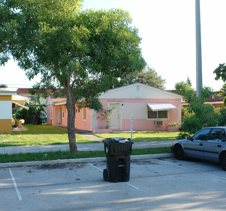 2233 NE 172nd St in North Miami Beach, FL - Building Photo