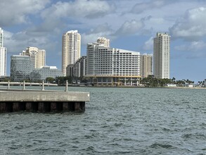 1408 Brickell Bay Dr, Unit 907 in Miami, FL - Foto de edificio - Building Photo