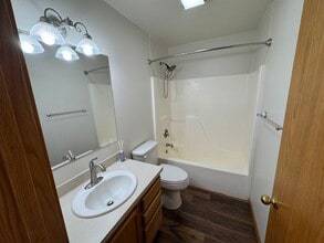 311 Turner St, Unit B in Stevensville, MT - Foto de edificio - Building Photo