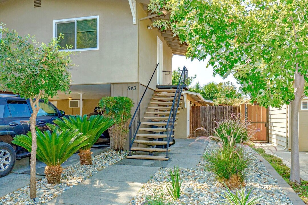 547-547 I St in Davis, CA - Foto de edificio