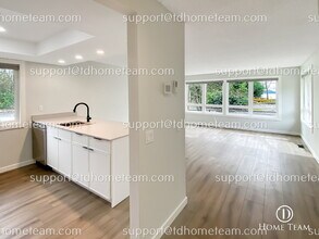 9201 NE Juanita Dr in Kirkland, WA - Building Photo - Building Photo