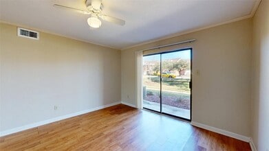 904 University Oaks Blvd, Unit 59 in College Station, TX - Foto de edificio - Building Photo