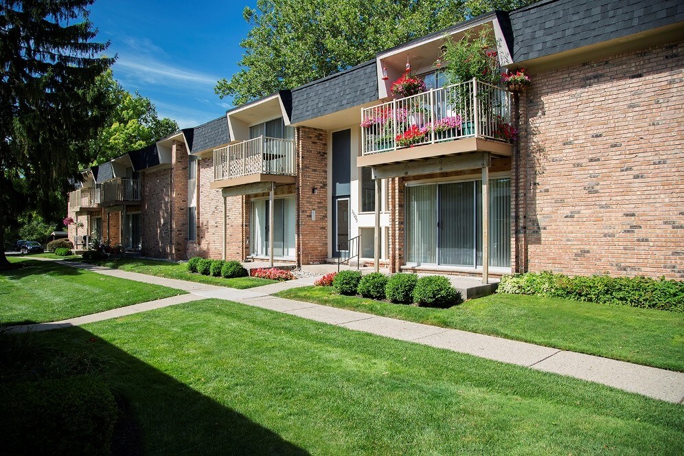 Kensington Manor Apartments in Farmington, MI