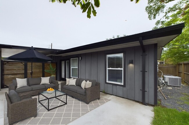 7609 Amelia Rd