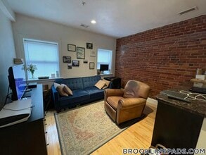 1203 Beacon St in Brookline, MA - Foto de edificio - Building Photo