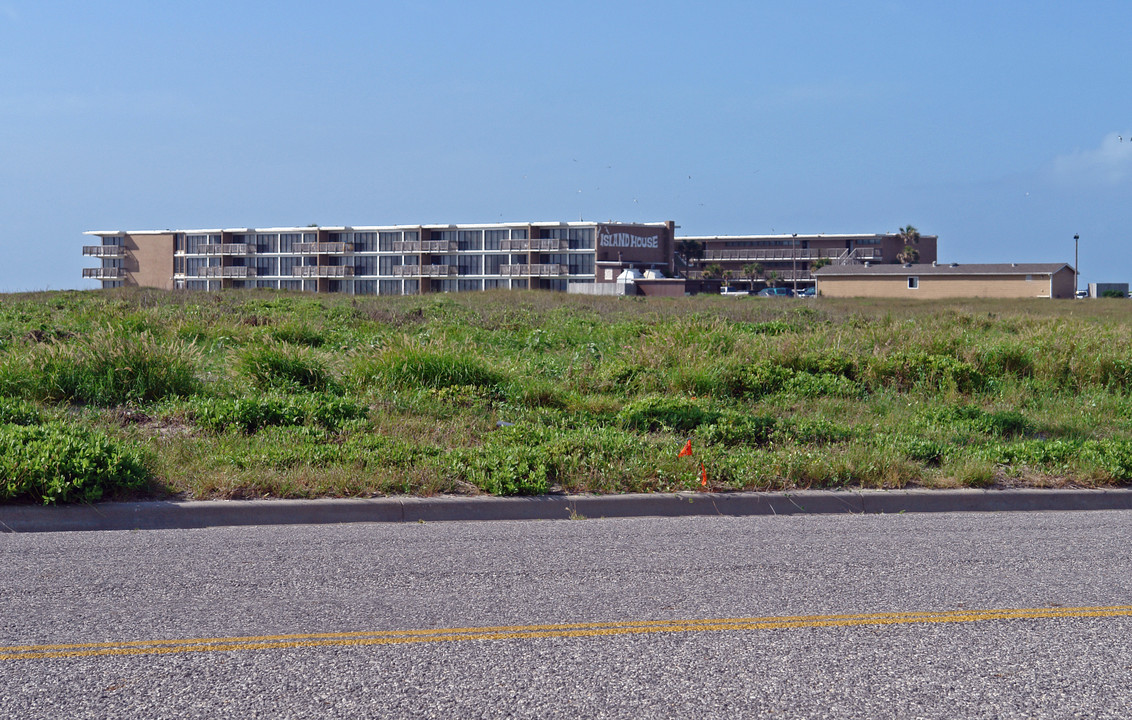 Island House Condos in Corpus Christi, TX - Building Photo