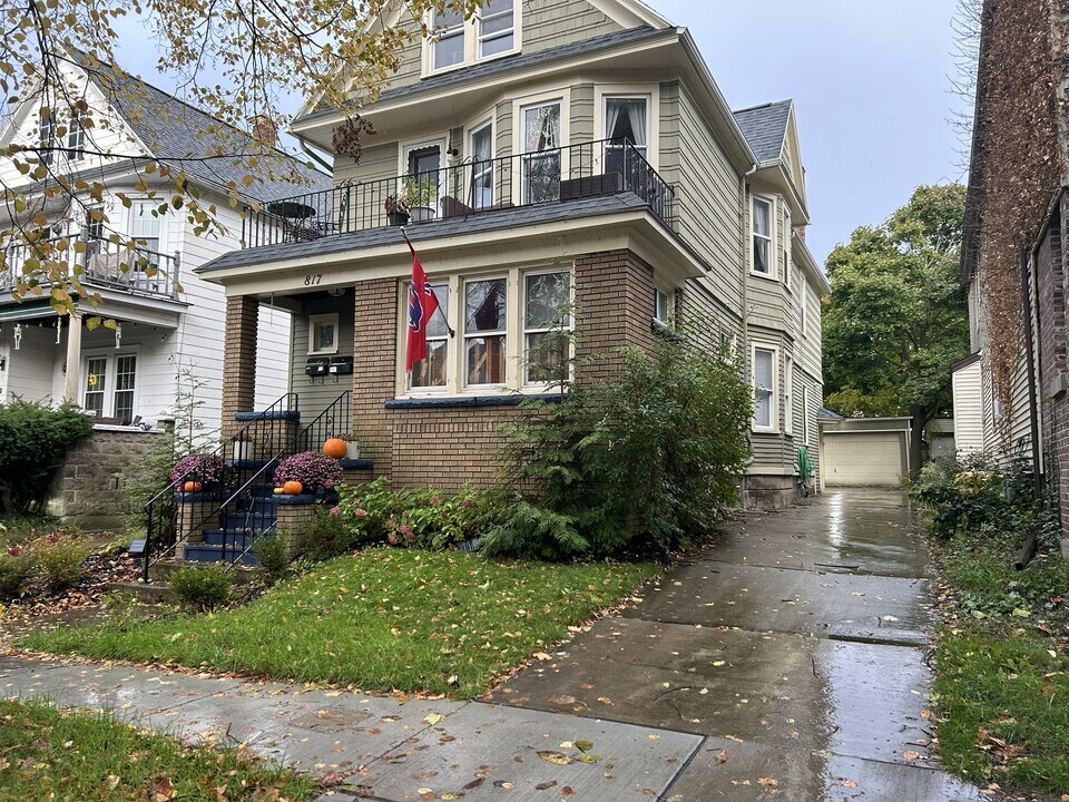 817 Ashland Ave, Unit Upper Unit in Buffalo, NY - Building Photo