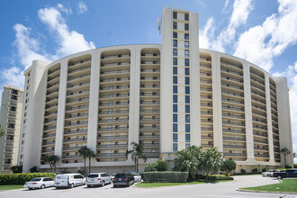 300 Ocean Trail Way in Jupiter, FL - Foto de edificio - Building Photo