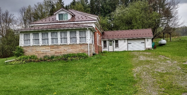 10690 Elgin Rd in Corry, PA - Building Photo - Building Photo