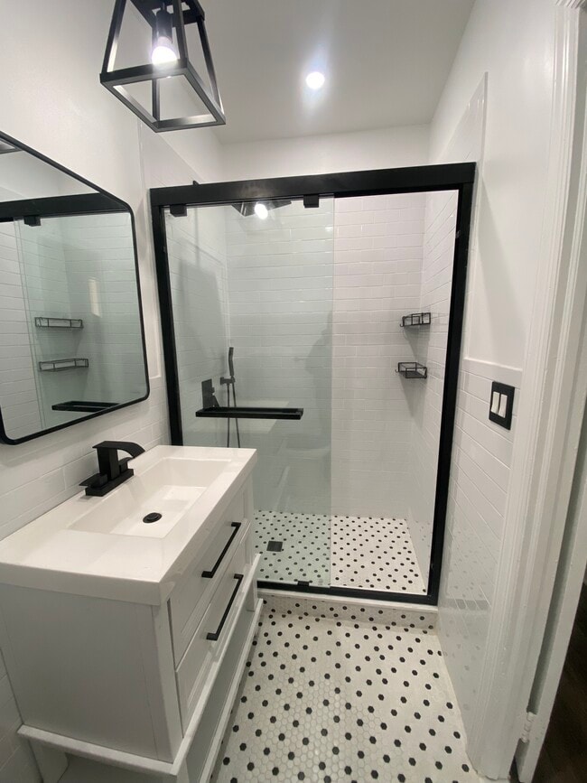6086 70th Ave in Ridgewood, NY - Building Photo - Building Photo