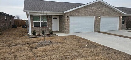 521 NW 68th Ave in Bentonville, AR - Building Photo - Building Photo