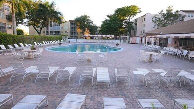 2841 Somerset Dr in Lauderdale Lakes, FL - Foto de edificio - Building Photo