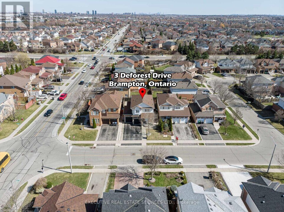 3 Deforest Dr in Brampton, ON - Building Photo