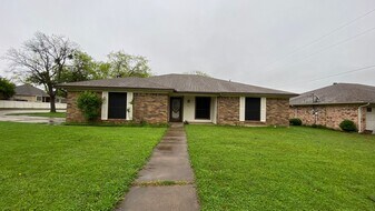 760 NW Douglas St in Burleson, TX - Building Photo