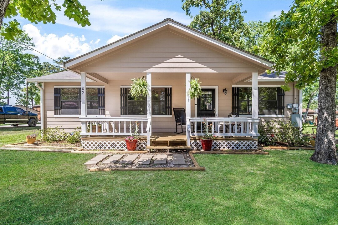 109 Teena Ln in Livingston, TX - Building Photo