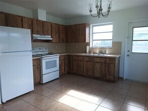 5613-5615 Garfield St-Unit -rear in Hollywood, FL - Building Photo - Building Photo