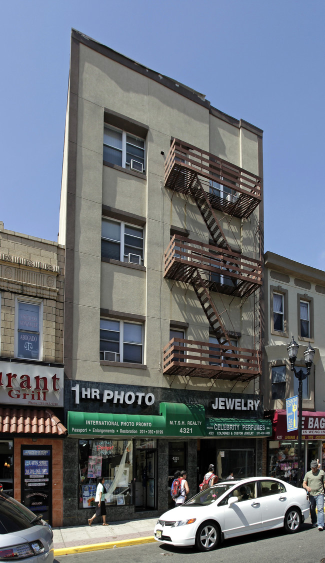 4321-4323 Bergenline Ave in Union City, NJ - Building Photo - Building Photo