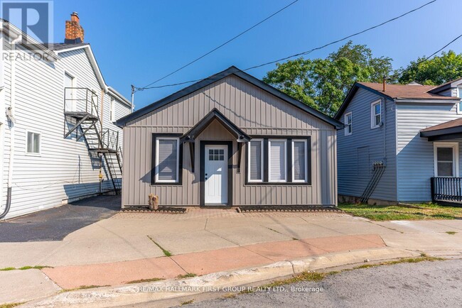 53 Queenston St in St Catharines, ON - Building Photo - Building Photo