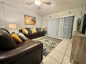 6703 Midnight Pass Rd, Unit 108 in Sarasota, FL - Foto de edificio - Building Photo