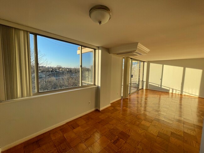 1512 S Arlington Ridge Rd in Arlington, VA - Building Photo - Building Photo