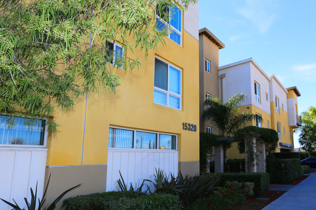 Rayen Apartments in North Hills, CA - Building Photo