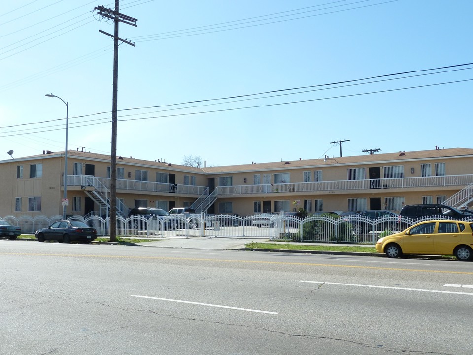 10705 S Figueroa St in Los Angeles, CA - Building Photo