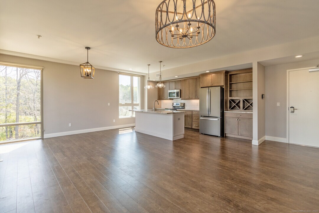 11 Edgewater Cir in East Hampton, CT - Building Photo