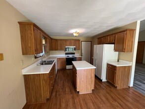 1124 Old Crows Way in Springfield, IL - Foto de edificio - Building Photo