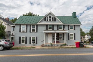 324 E Washington St in Charles Town, WV - Building Photo