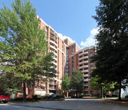 The Christopher Condominium in Bethesda, MD - Foto de edificio - Building Photo