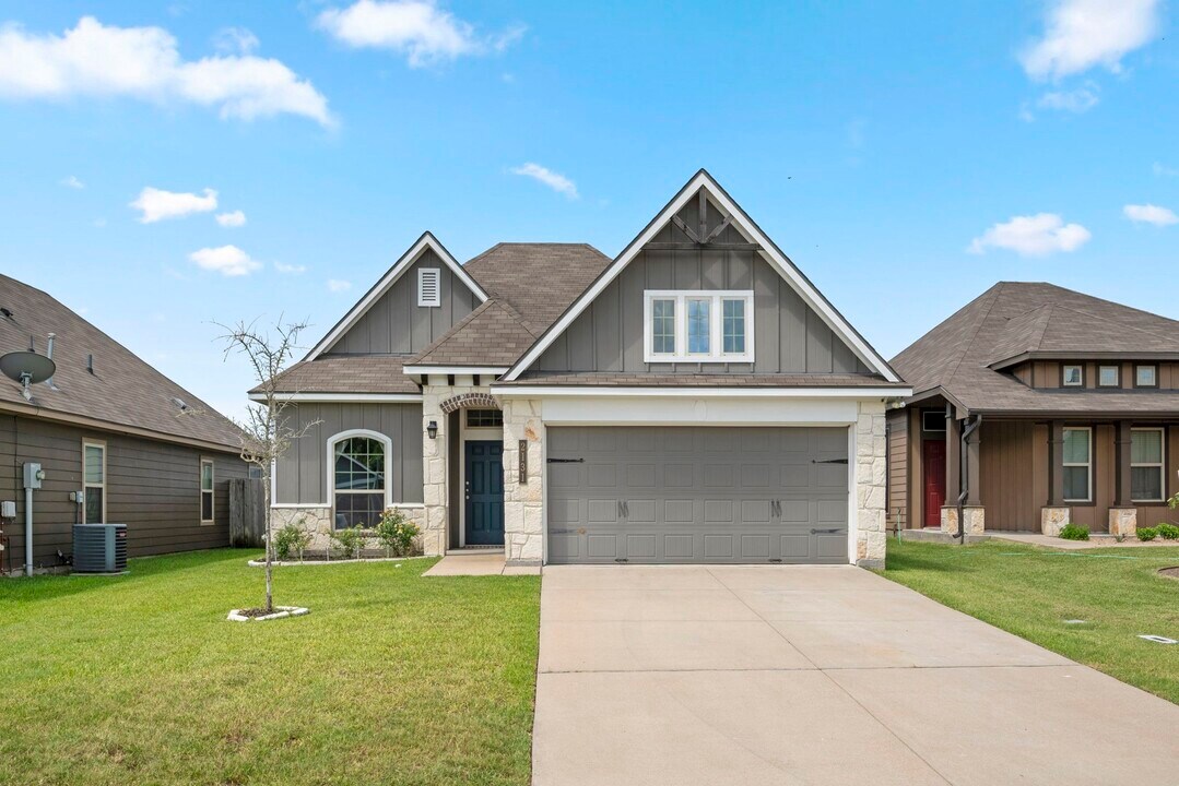 2131 Naples Wy in Bryan, TX - Building Photo