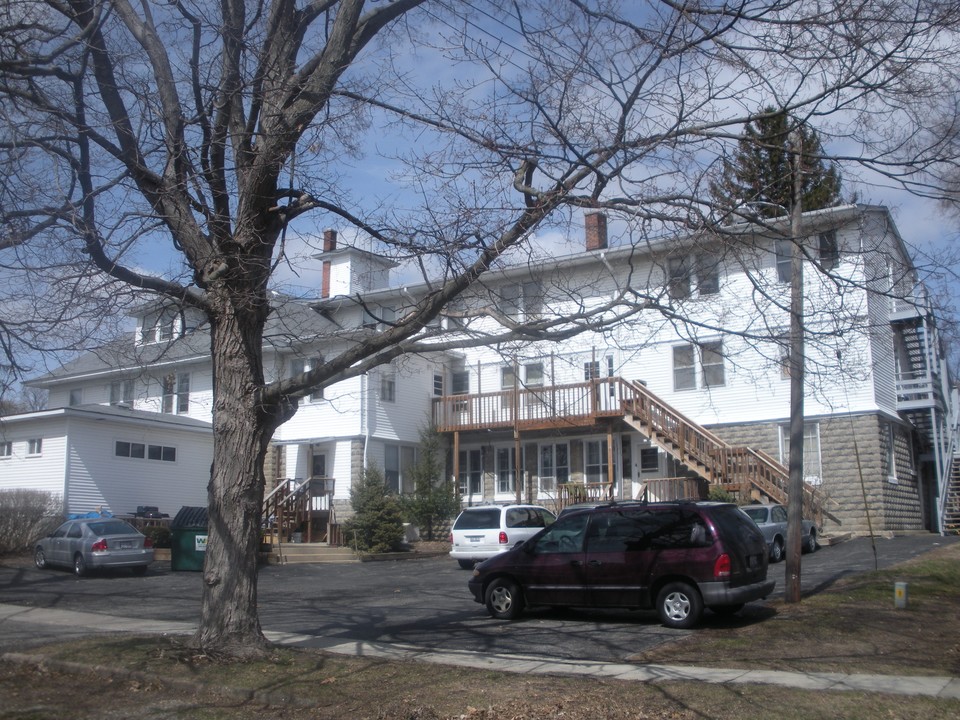 310 N Elm St in Waterman, IL - Foto de edificio