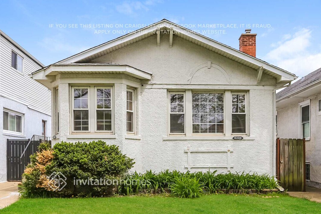 6209 N Maplewood Ave in Chicago, IL - Building Photo