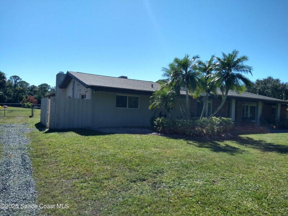3175 Fell Rd in Melbourne, FL - Building Photo