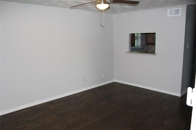 2101 Oakhurst Dr, Unit C in Irving, TX - Building Photo - Building Photo