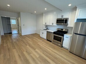 6125 Whitsett Ave, Unit 13 in Los Angeles, CA - Building Photo - Building Photo